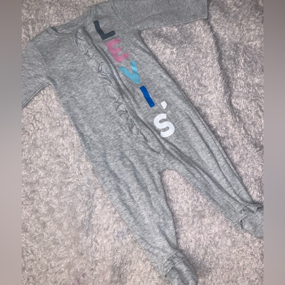5 for $10 Levi’s EUC Gray Super Soft Longsleeve Zip Up Footed Onsie size 6M - Picture 2 of 7